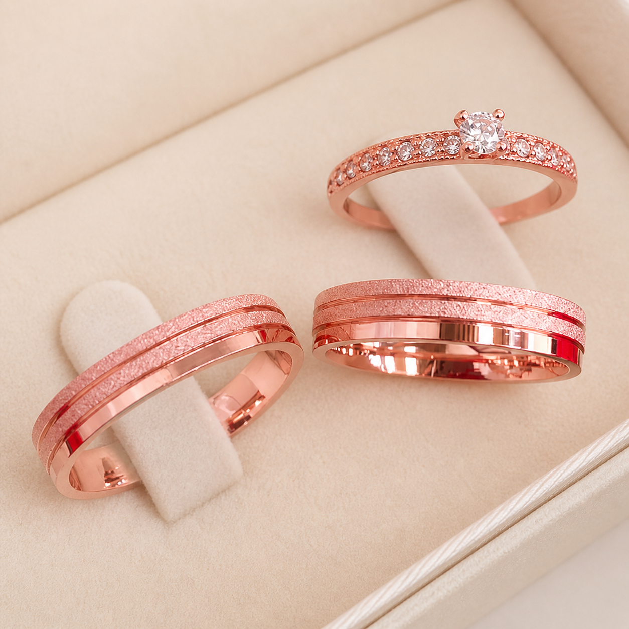 Alianças Valenttina Rosé 4mm + Anel Solitário Princesa
