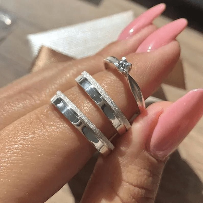 Aliança De Prata 950 Lisa e Diamantada De Namoro ou Compromisso - Pétalas de Joias