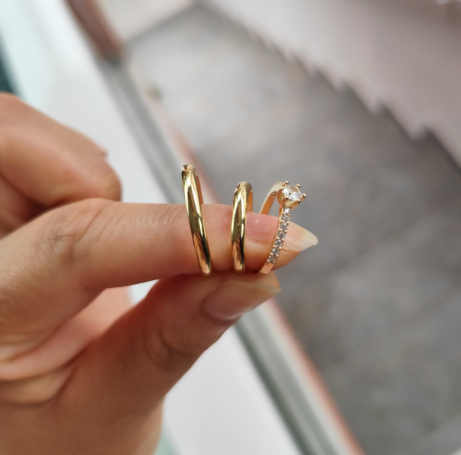 Alianças Canadá Banhada a Ouro 18k + anel solitário cravejado - Pétalas de Joias