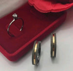Alianças Roma Exclusive | Ródio Negro com Friso em Ouro 18k + Solitário - Pétalas de Joias