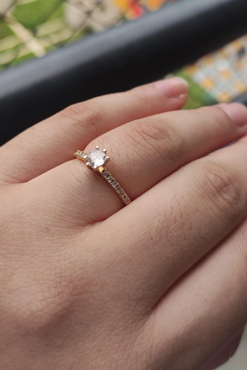 Anel Solitário Cravejado Princesa | Banho de Ouro 18k sobre Prata 950 - Pétalas de Joias