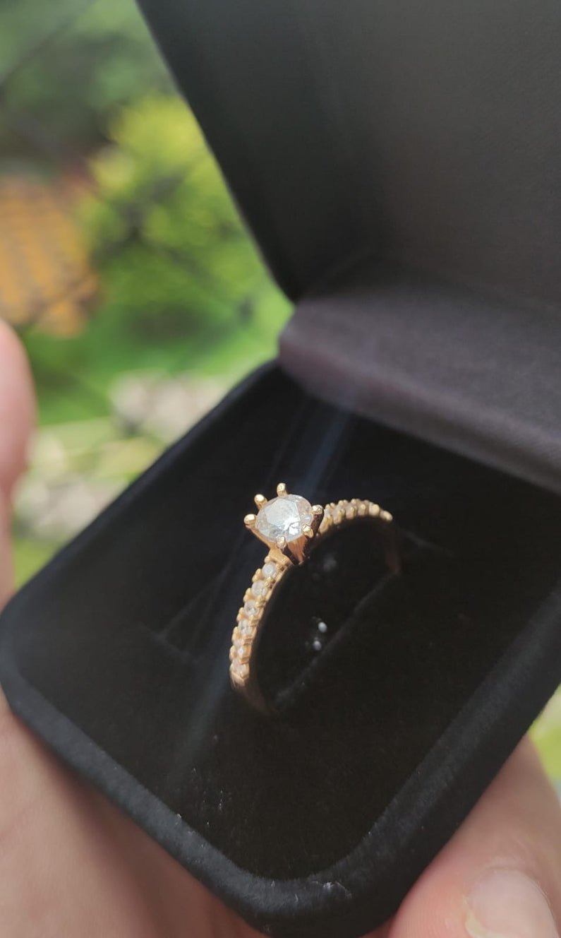 Anel Solitário Cravejado Princesa | Banho de Ouro 18k sobre Prata 950 - Pétalas de Joias
