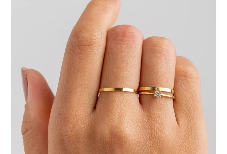 Kit Alianças 2mm Banhadas Ouro 18k com Zircônia + Anel Solitário Tradicional Brinde - Pétalas de Joias