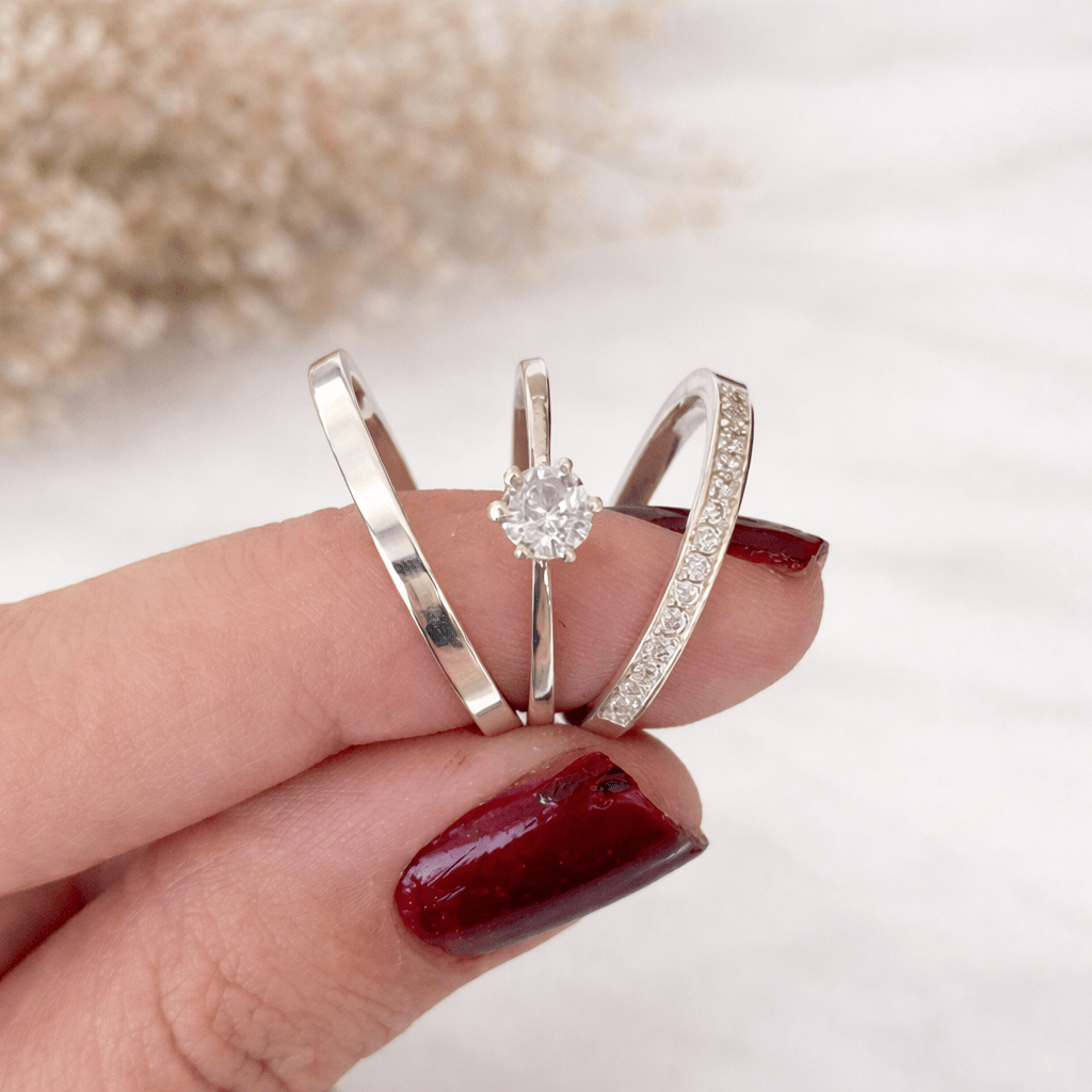 Kit Alianças Princesa 2mm (Meia Volta de Pedras) + Anel Solitário - Pétalas de Joias