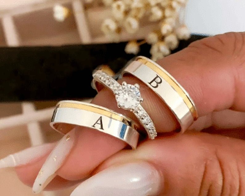 Par de Alianças Califórnia em Prata 950 Legítima 4mm com Friso Ouro 18k e Anel Solitário de Luxo + Gravação Laser - Pétalas de Joias