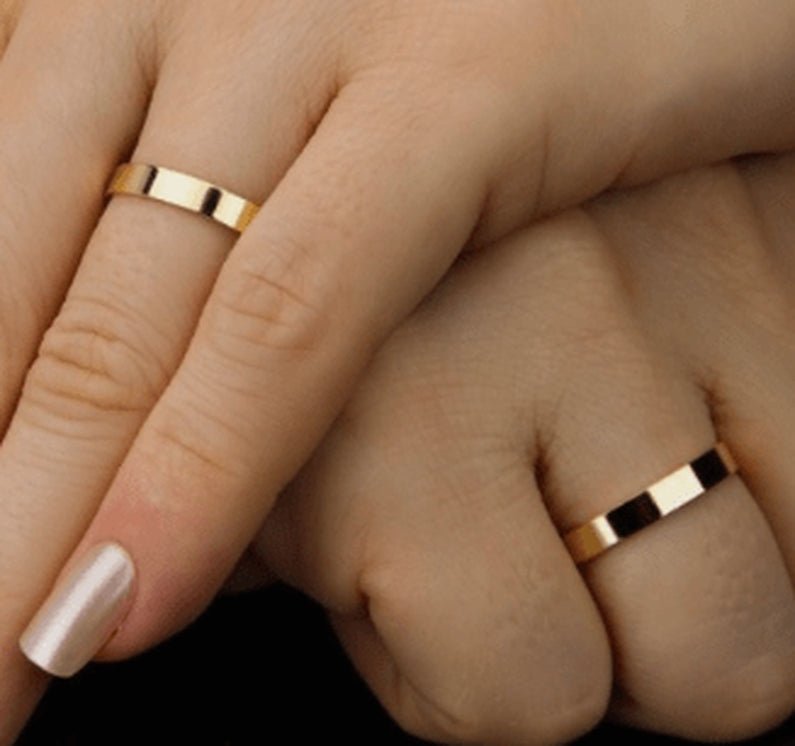 Par de Alianças de Casamento Banhado a Ouro 18k Reta 2mm - Anatômicas - Pétalas de Joias