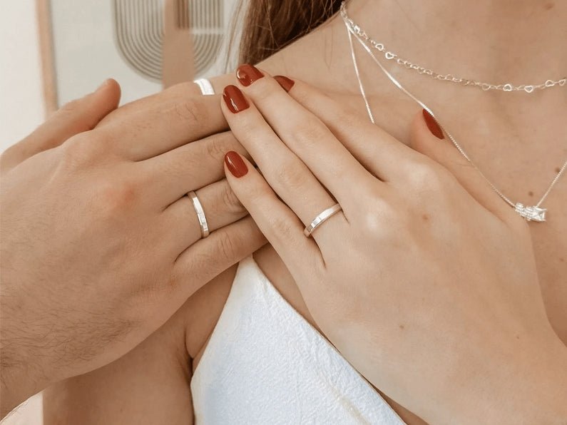 Par de Alianças de Namoro Prata 950 Chanfrada 2mm Slim - Pétalas de Joias